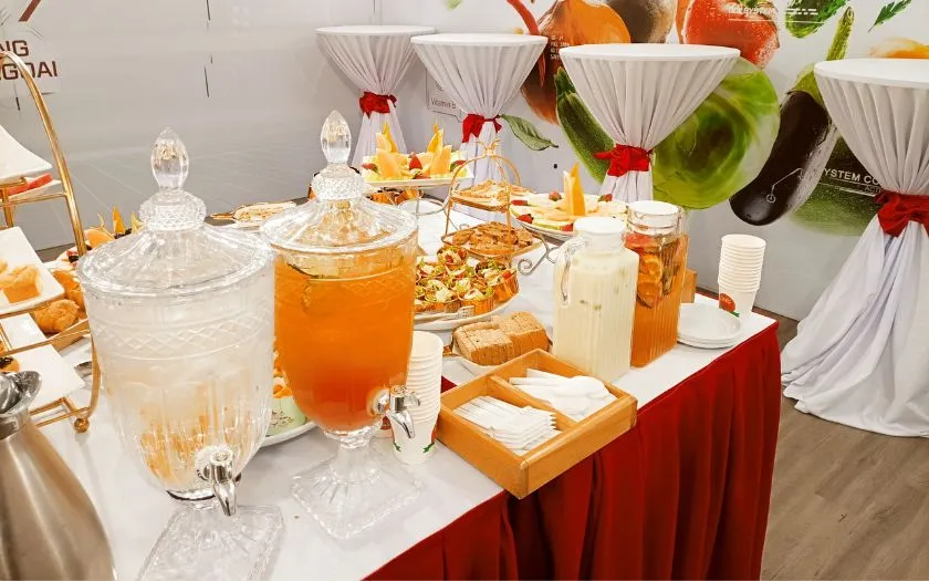 Quầy đồ uống được bố trí chỉn chu, phù hợp cho tiệc Tea Break