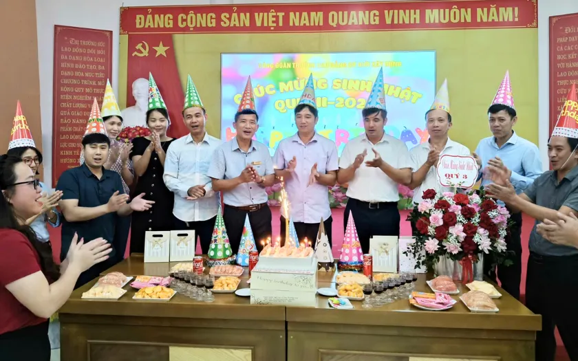 Trang trí tiệc sinh nhật đồng nghiệp đơn giản với bánh và hoa tươi