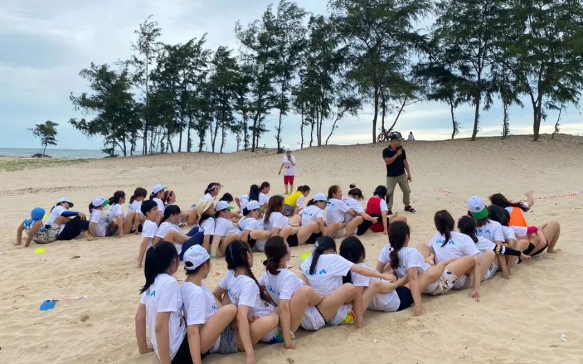 Trò chơi đua rết mang đến thử thách về khả năng phối hợp đồng bộ của tập thể