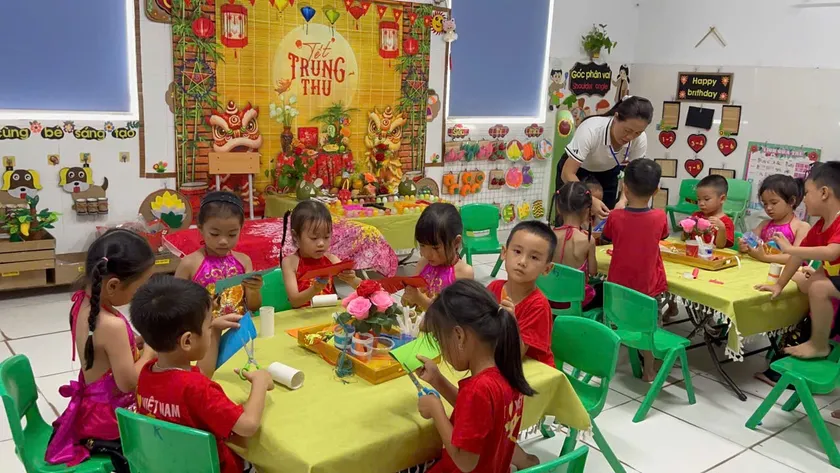 Trong lớp học dịp Trung thu, các bé sẽ được học cách viết thiệp tặng bố mẹ