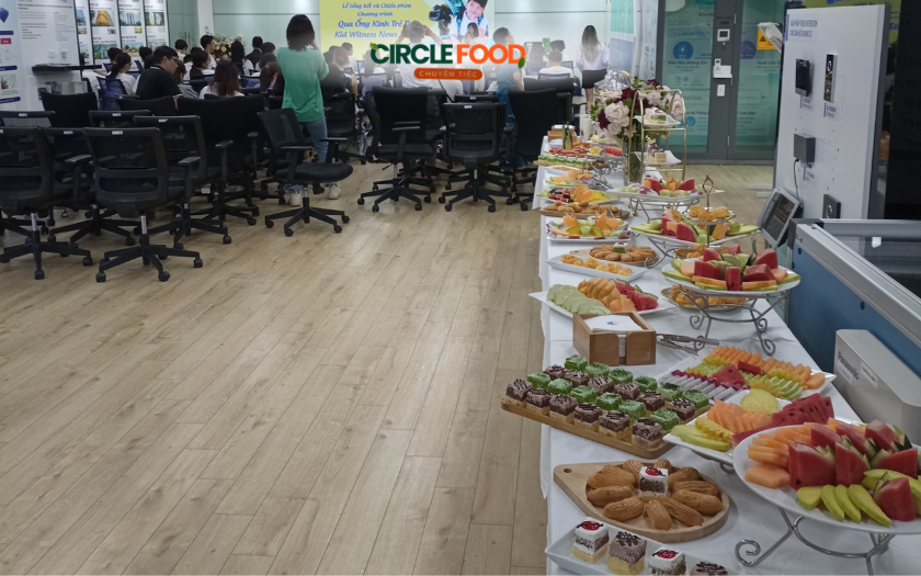 Bàn tiệc Tea Break chuyên nghiệp tại Charmvit Tower 117 Trần Duy Hưng do Circle Food chuẩn bị