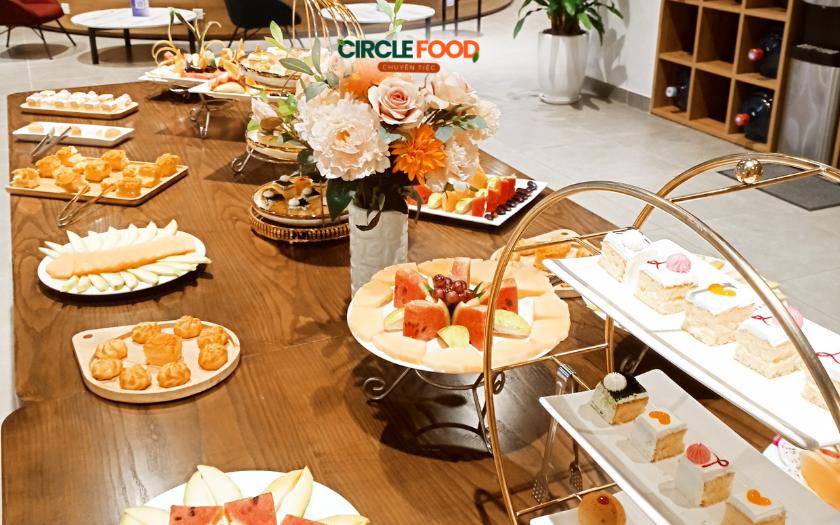 Các loại bánh được Circle Food sắp xếp gọn gàng trên quầy tea break workshop