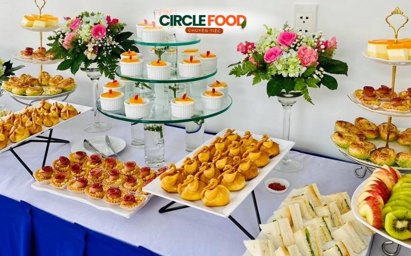Các loại bánh ngọt, bánh mặn trong tiệc văn phòng