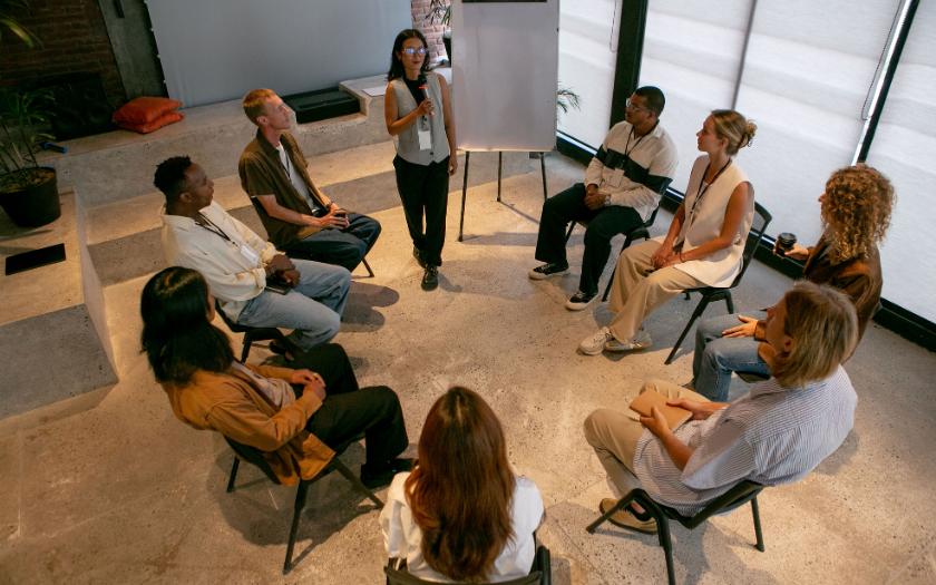 Các thành viên ngồi thành vòng tròn tham gia trò chơi team building không cần đạo cụ "Đếm số tiếp sức"