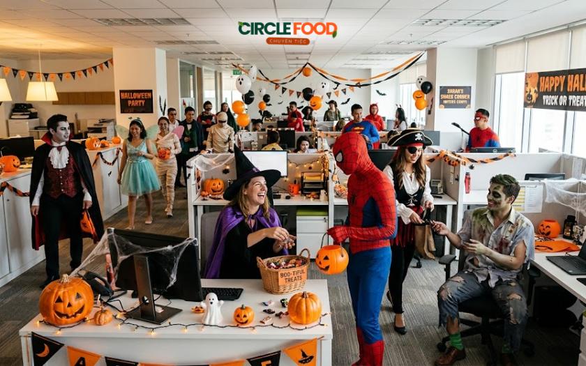 Các thành viên nhận kẹo hoặc thực hiện thử thách trong trò chơi Trick or Treat