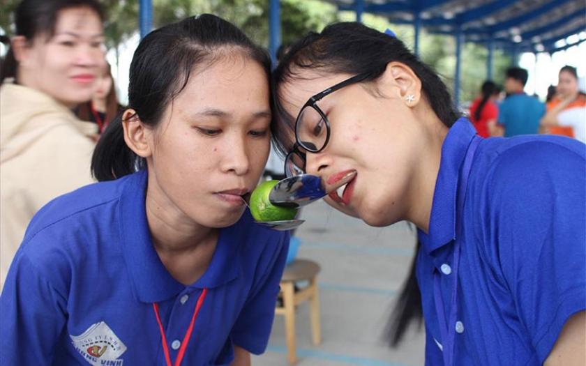 Các thành viên phối hợp chuyền chanh bằng thìa trong trò chơi team building đầy thử thách (Nguồn: Internet).