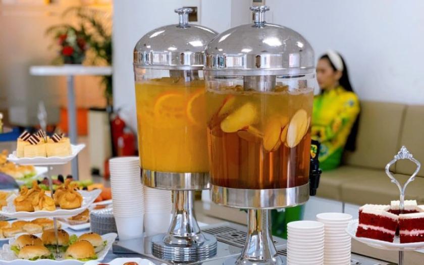 Đồ uống là thành phần giúp hoàn thiện trải nghiệm tiệc Tea Break văn phòng