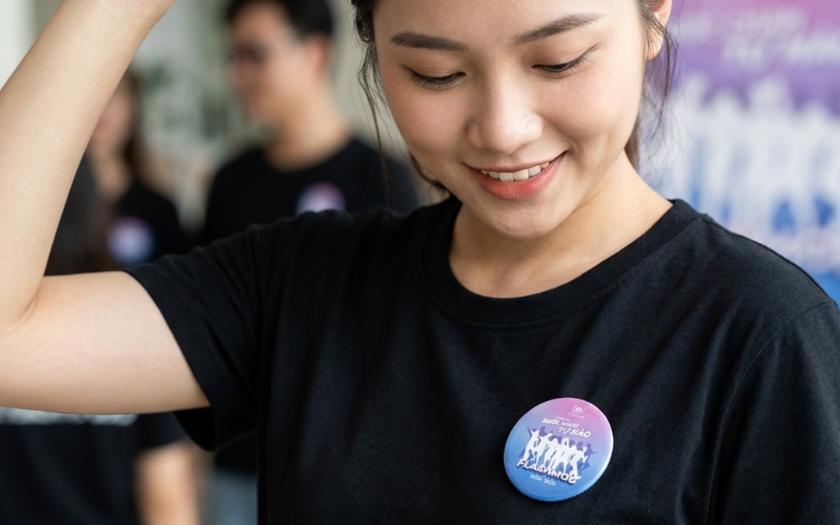 Huy hiệu hoặc sticker team thể hiện tinh thần đồng đội cực cao