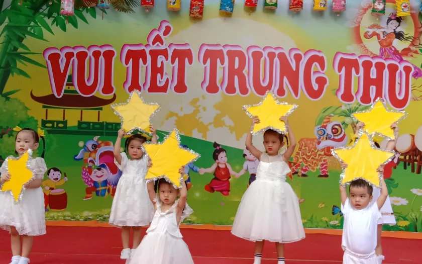 Các bé tham gia biểu diễn văn nghệ tại lễ hội Trung thu