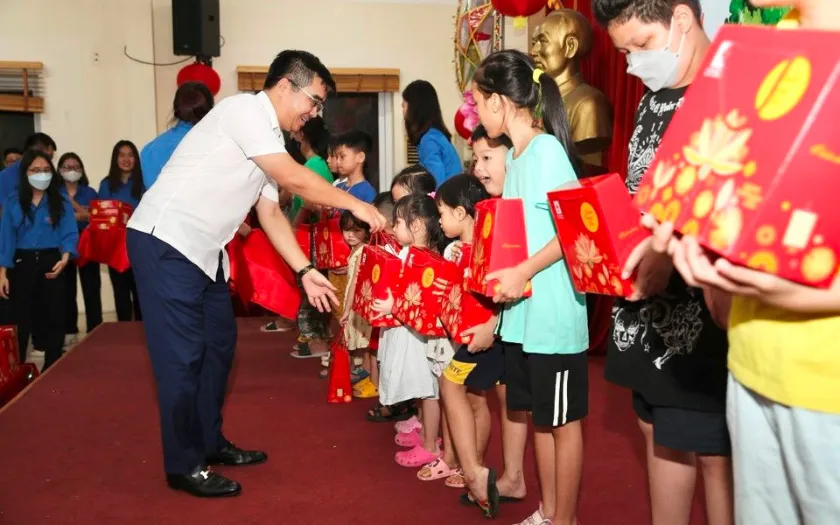 Hoạt động phát quà Trung Thu cho thiếu nhi trong chương trình của Công giáo