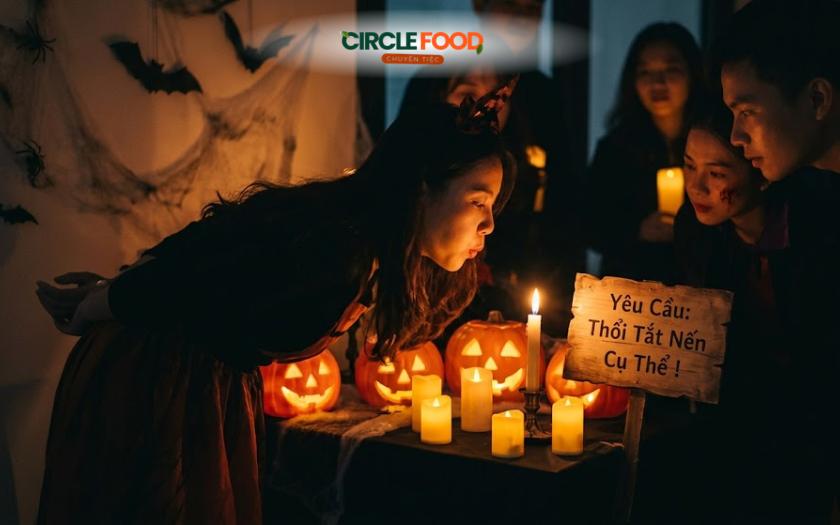 Người chơi tập trung thổi tắt ngọn nến theo yêu cầu của chương trình