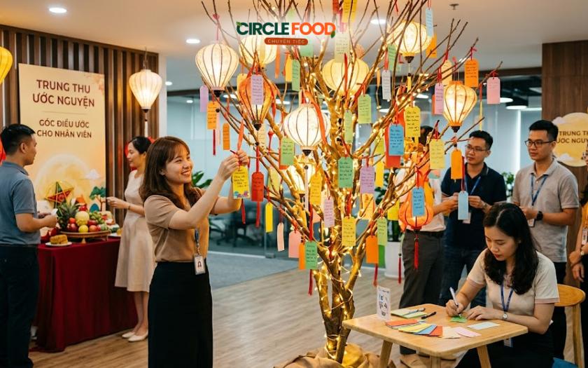 Nhân viên tham gia trò chơi team building trong đêm hội Trung thu