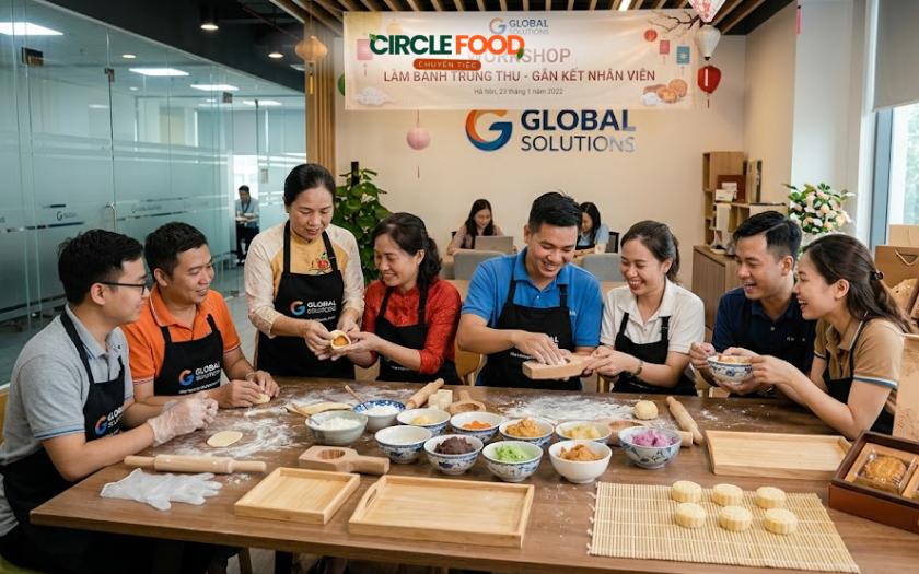 Nhân viên tham gia workshop làm bánh trung thu tại doanh nghiệp