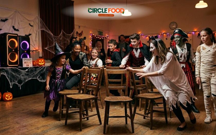 Nhân viên nhanh chóng tìm ghế khi nhạc Halloween bất ngờ dừng lại