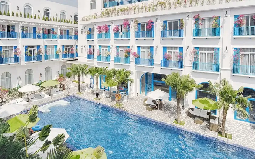 Không gian hồ bơi ngoài trời thoáng đãng tại Risemount Premier Resort Đà Nẵng 