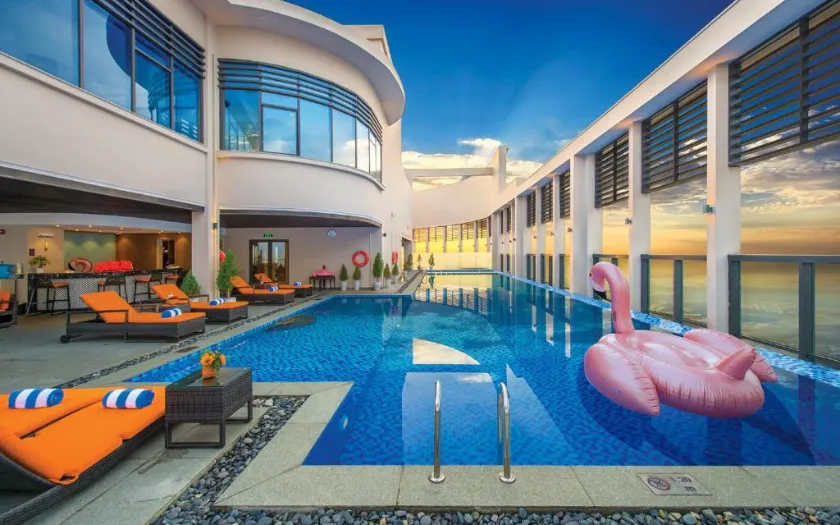 Hồ bơi trên cao tại đây là nơi lý tưởng cho những buổi Pool Party đáng nhớ