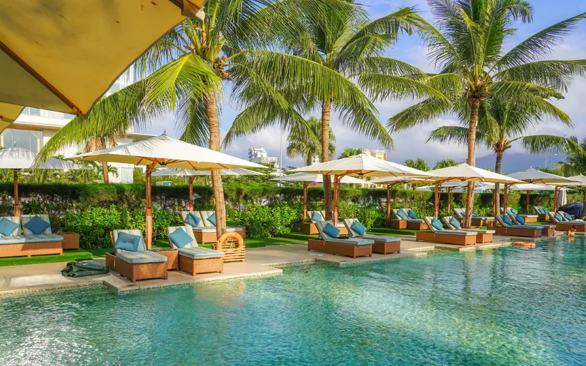 Hồ bơi ngoài trời của Fusion Suites Đà Nẵng toát lên vẻ đẹp tối giản, sang trọng