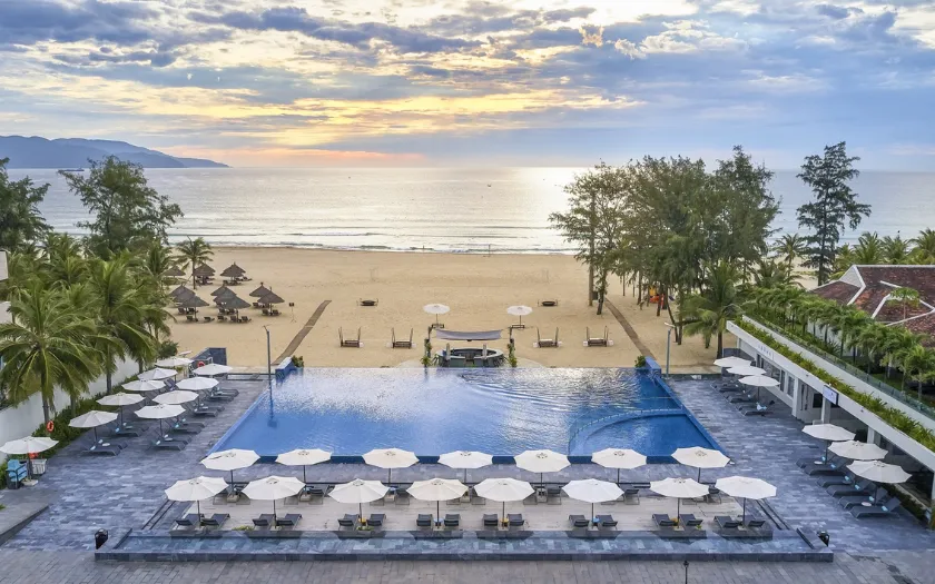 Đến Pullman Danang Beach Resort thì không nên bỏ lỡ bể bơi ngoài trời tuyệt đẹp