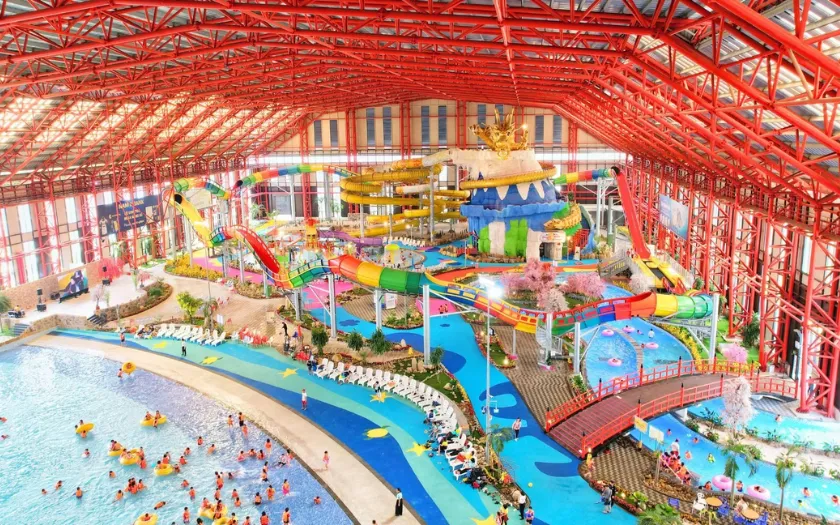 Mikazuki Water Park 365 nổi bật với công viên nước rộng lớn và hiện đại