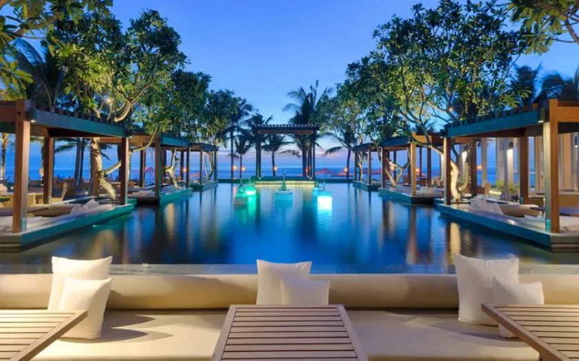 Không gian hồ bơi của Naman Retreat ưu tiên sự riêng tư, yên tĩnh