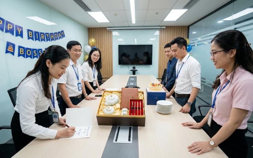 Quà tặng tinh tế và thiệp viết tay giúp buổi sinh nhật của sếp thêm ý nghĩa