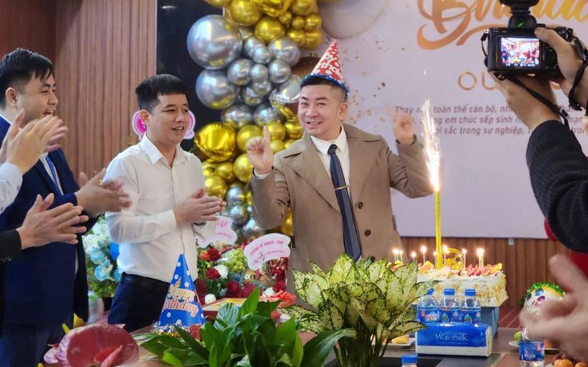 Tiết mục hát mừng sinh nhật tạo không khí gần gũi và đáng nhớ trong buổi tiệc