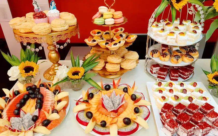 Trái cây được bày trí khéo léo trong tiệc ngọt
