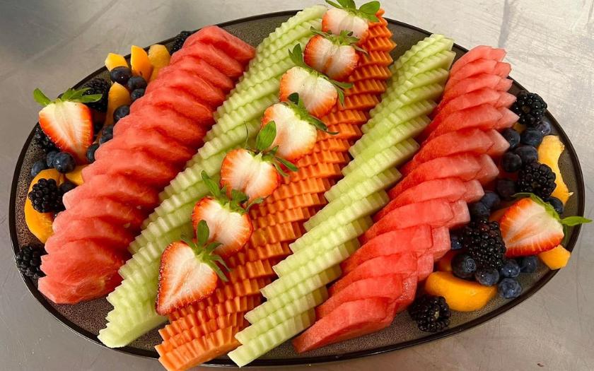 Trái cây là phần không thể thiếu trong tiệc ngọt văn phòng