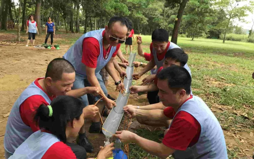 Trò chơi hứng nước yêu cầu sự phối hợp khéo léo giữa các thành viên