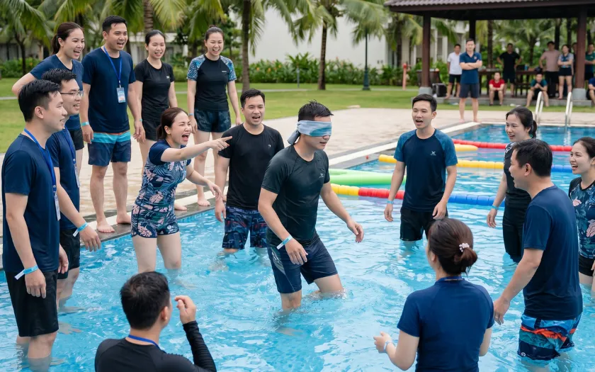 Bịt mắt tìm đồng đội mang đến những khoảnh khắc vui nhộn cho người tham gia.