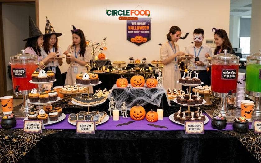 Bàn tiệc được thiết kế đồng bộ với concept Halloween