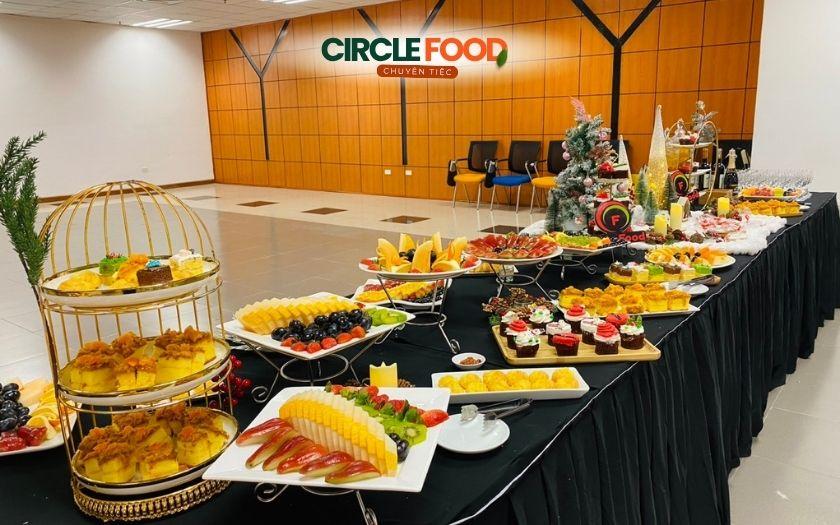 Bàn tiệc Tea break tại trường học ngập tràn các dòng bánh ngọt và hoa quả gọt tỉa đẹp mắt
