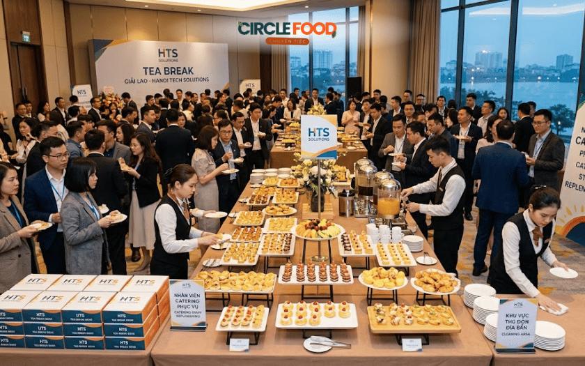 Bàn tiệc tea break YEP được chuẩn bị đầy đủ món ăn và đồ uống