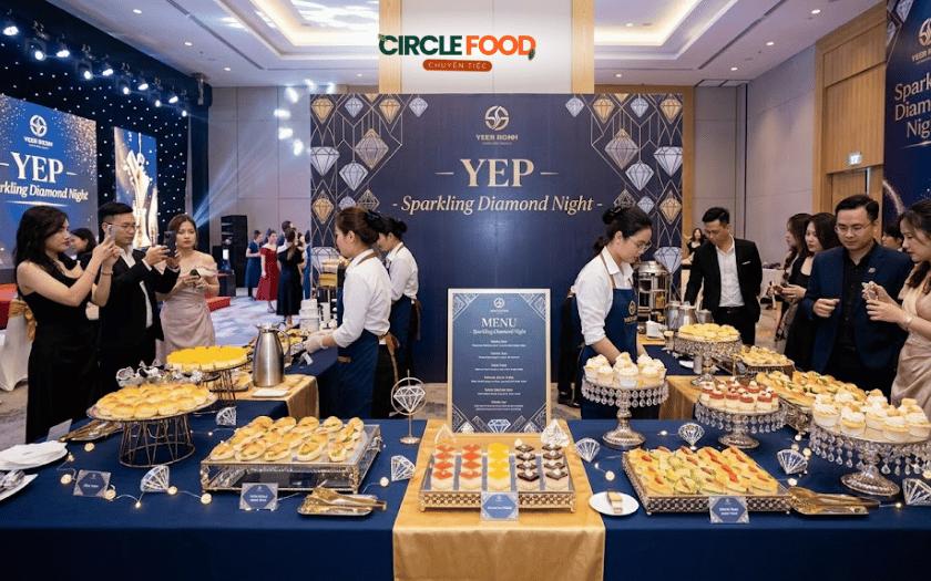 Bàn tiệc tea break YEP được trang trí theo concept sự kiện