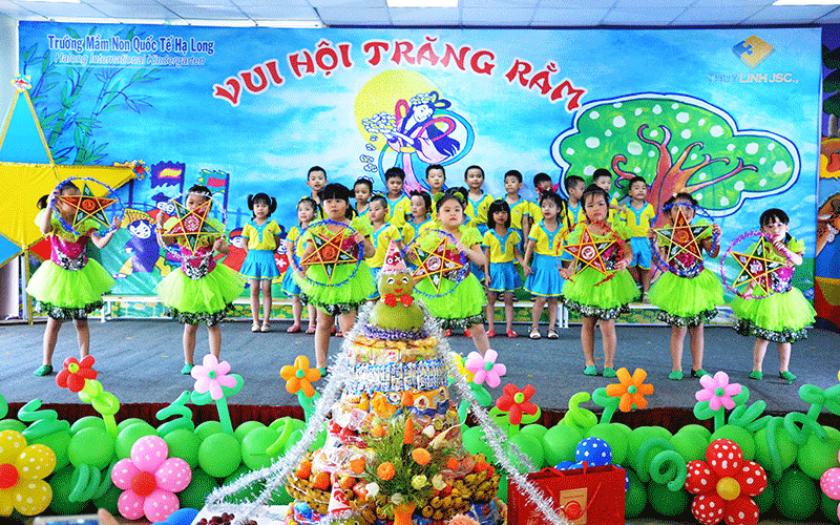 Bé mầm non biểu diễn múa hát trong đêm hội trăng rằm tại trường học