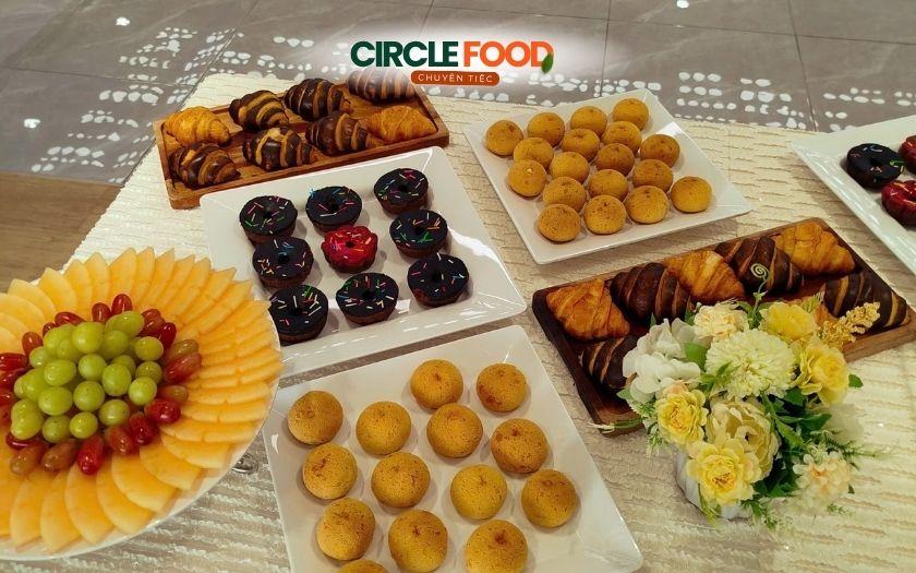 Các dòng bánh nướng bền phom, giữ trọn độ giòn thơm trên quầy tea break ngoài trời
