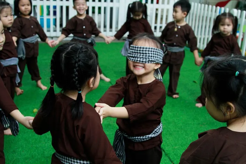 Trò bịt mắt bắt đồng đội sẽ mang lại nhiều tiếng cười cho các em