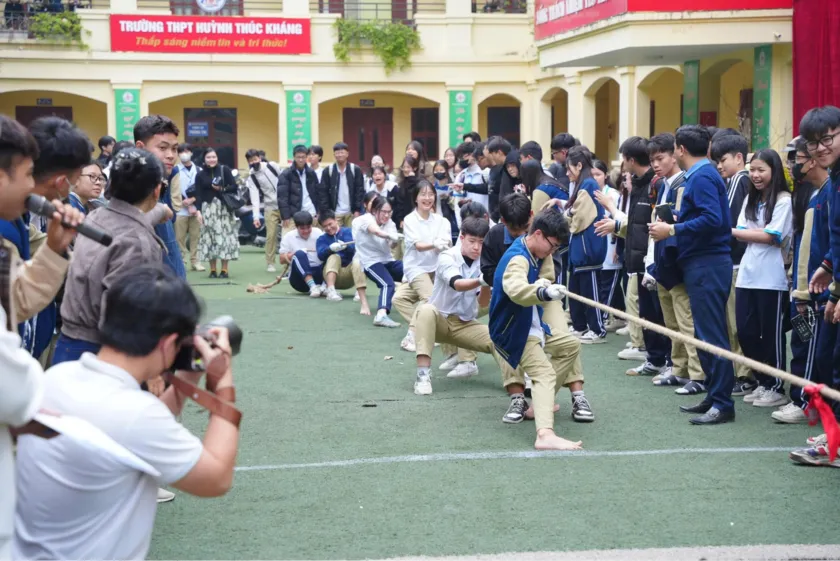 Các em học sinh cùng nhau góp sức để chiến thắng trong cuộc thi kéo co