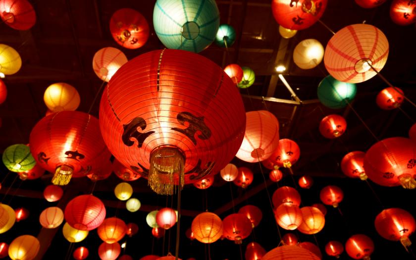 Đèn lồng và phụ kiện truyền thống trang trí tiệc Trung Thu