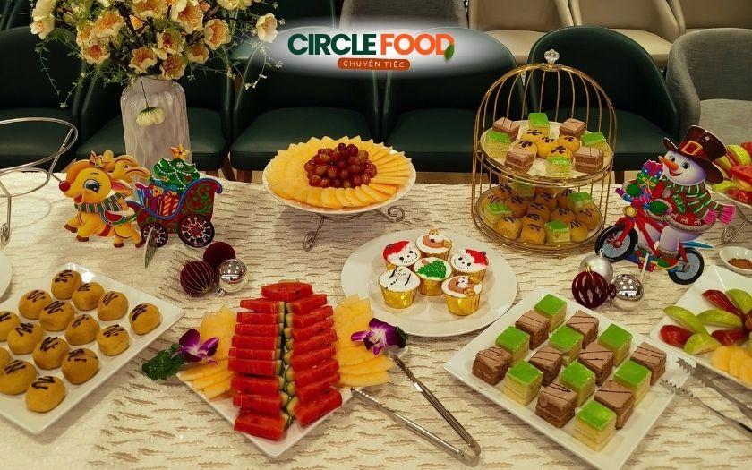 Góc trang trí Tea break tại trường học sinh động với cupcake và phụ kiện Noel rực rỡ