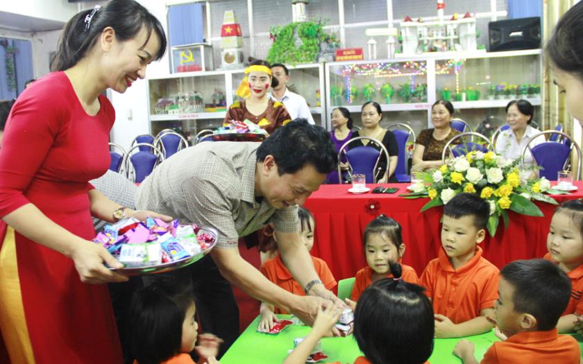 Khoảnh khắc các bé nhận quà trong chương trình Trung Thu mầm non