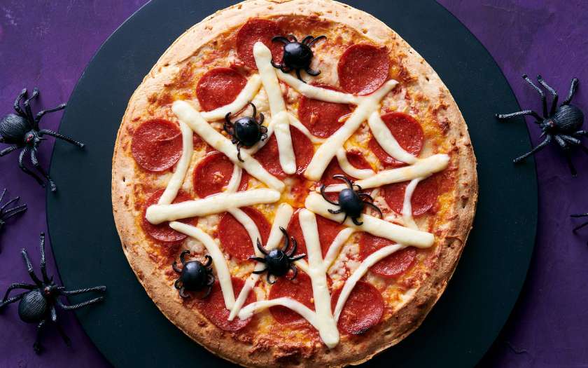 Pizza mạng nhện Halloween tạo hình mạng nhện là món ăn halloween độc đáo