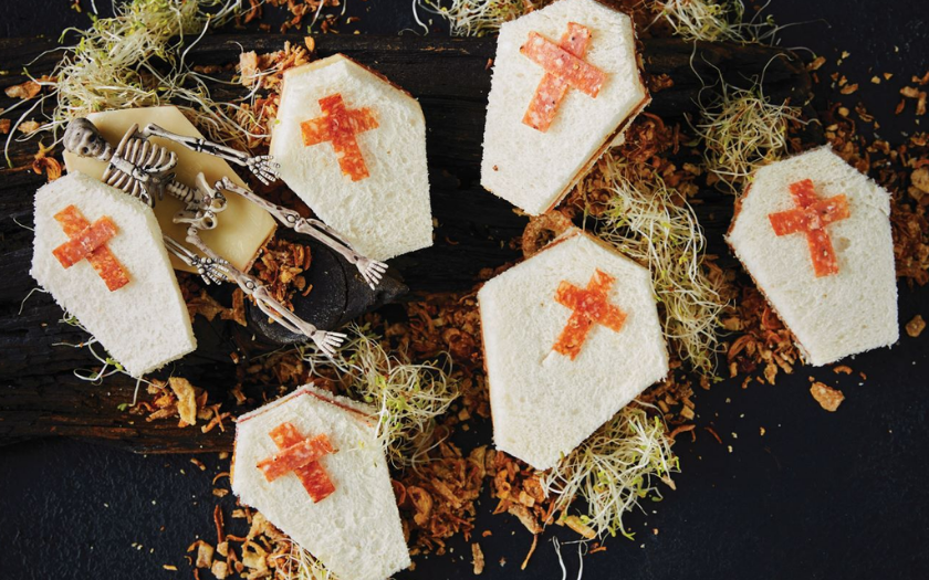 Sandwich quan tài Halloween tạo hình quan tài là món ăn halloween tiện lợi