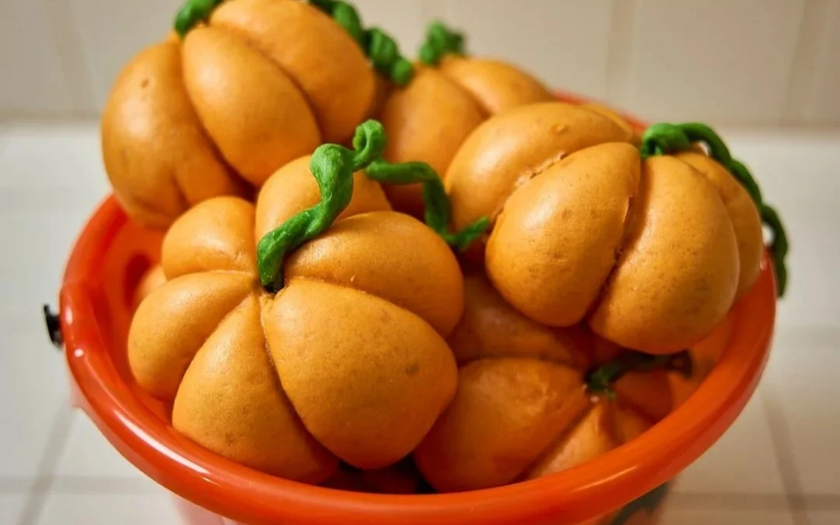 Bánh bao hình bí ngô Halloween tạo hình bí ngô màu cam là món ăn halloween bắt mắt