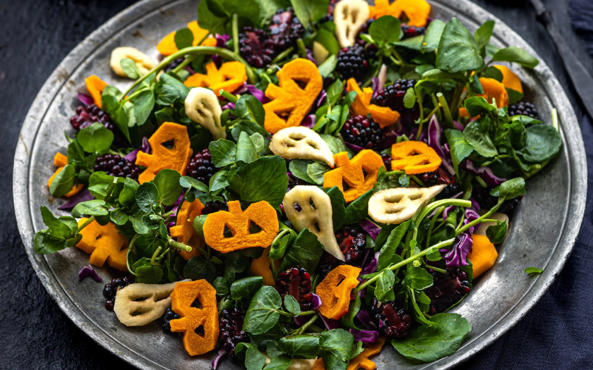 Salad Halloween tạo hình ma quái từ rau củ là món ăn halloween lành mạnh