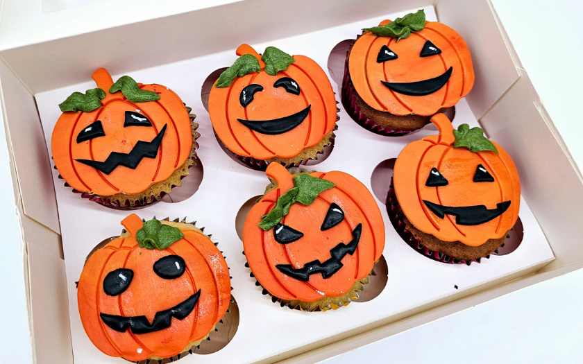 Cupcake Halloween phủ kem cam tạo hình bí ngô là món ăn halloween ngọt ngào