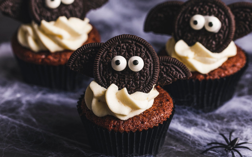 Bánh Oreo Cupcake hình dơi tạo hình cánh dơi từ Oreo là món ăn halloween độc đáo