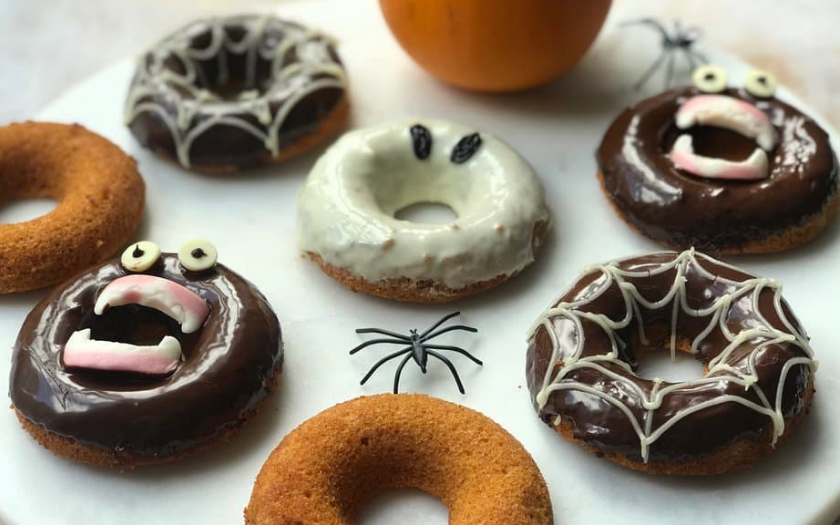 Donut phủ chocolate ma quái trang trí mặt ma là món ăn halloween phá cách