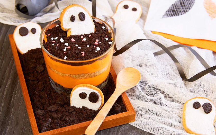 Bánh mousse Halloween trang trí mặt ma và mạng nhện là món ăn halloween tinh tế