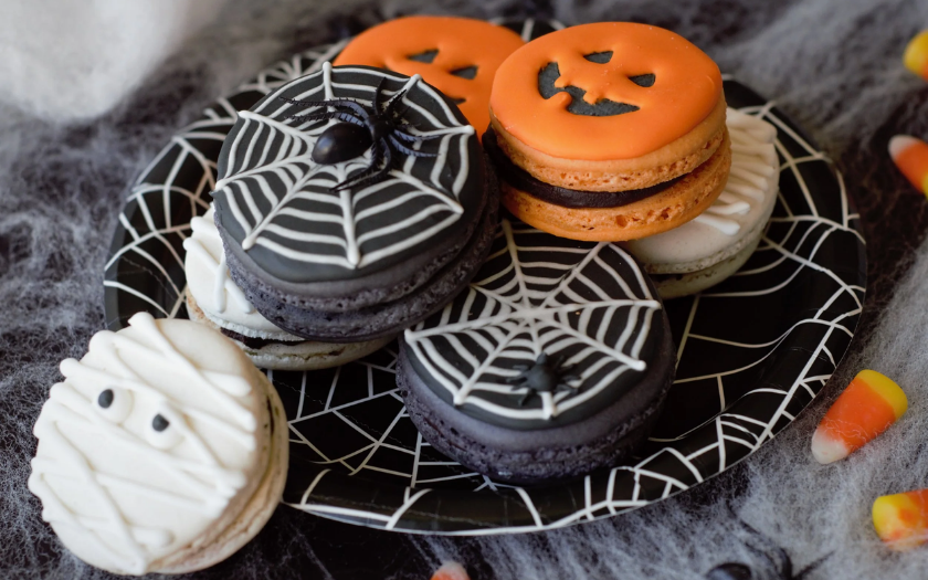 Bánh Macaron Halloween trang trí họa tiết ma quái là món ăn halloween nổi bật